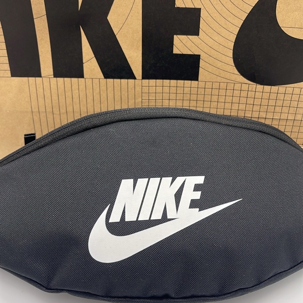 Nike Black Belt Bag Nike Heritage Waistpack (3L) & Fanny Pack
Black 
NWT - Picture 3 of 16